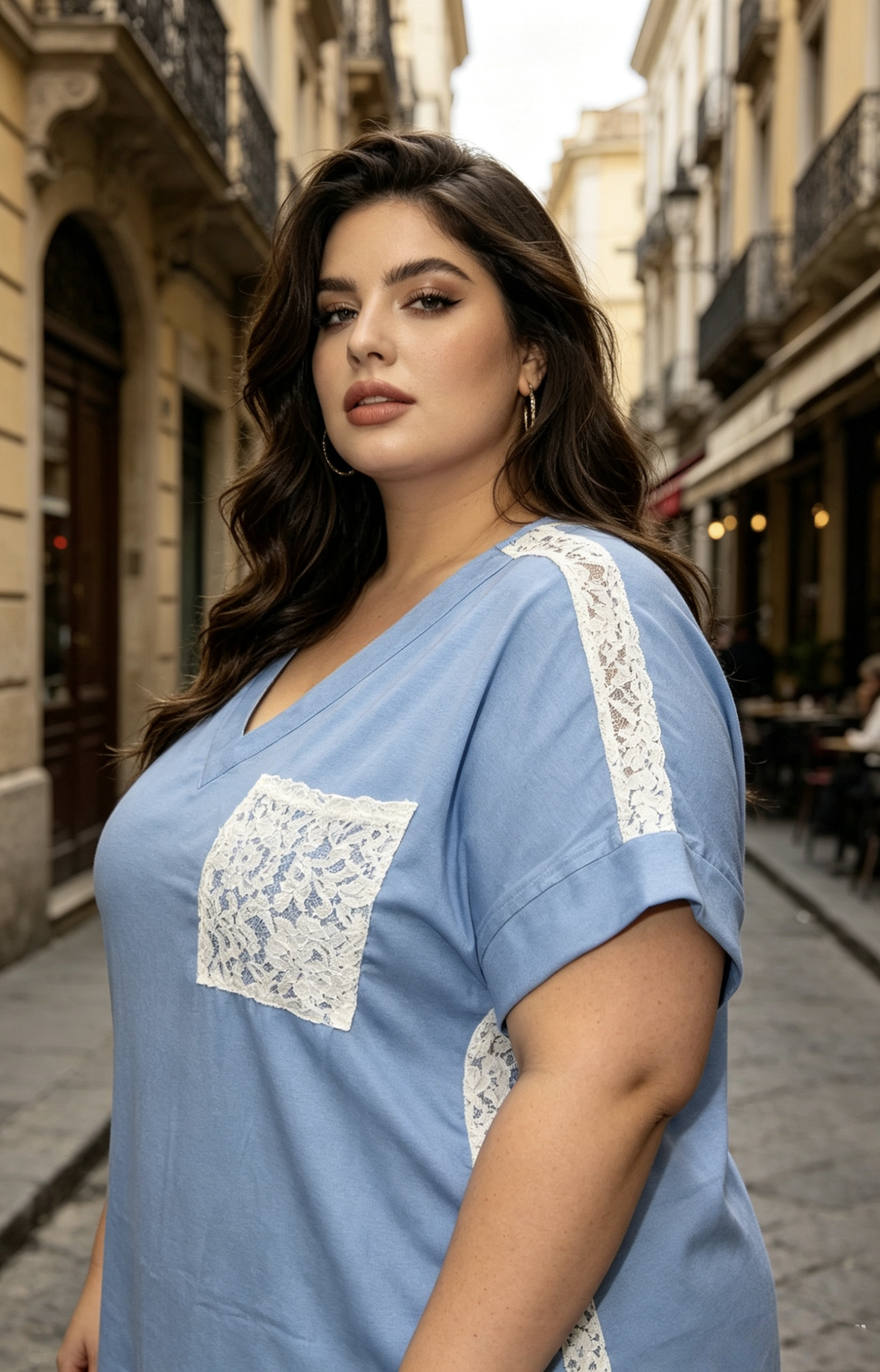 Blouse Fluide Tunique Bleue Ciel Jean Beige Grande Taille avec Dentelle Blanche Manches Courtes – Style Élégant et Féminin pour l’Été R 2623