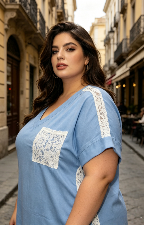 Blouse Fluide Tunique Bleue Ciel Jean Beige Grande Taille avec Dentelle Blanche Manches Courtes – Style Élégant et Féminin pour l’Été R 2623