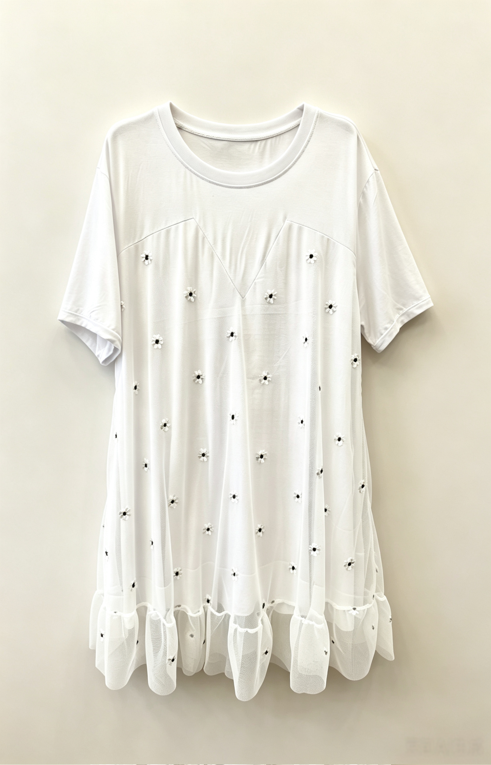 Robe Grande Taille 46-60 Noire avec Fleurs Blanches Brodées et Tulle, Manches Courtes, Multicolore Disponible  H 615