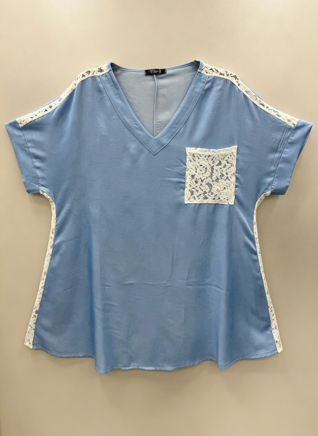 Fließende Tunika Bluse Himmelblau Beige Jeans Übergröße mit weißer Spitze kurze Ärmel – Eleganter und femininer Stil für den Sommer 2WR2623