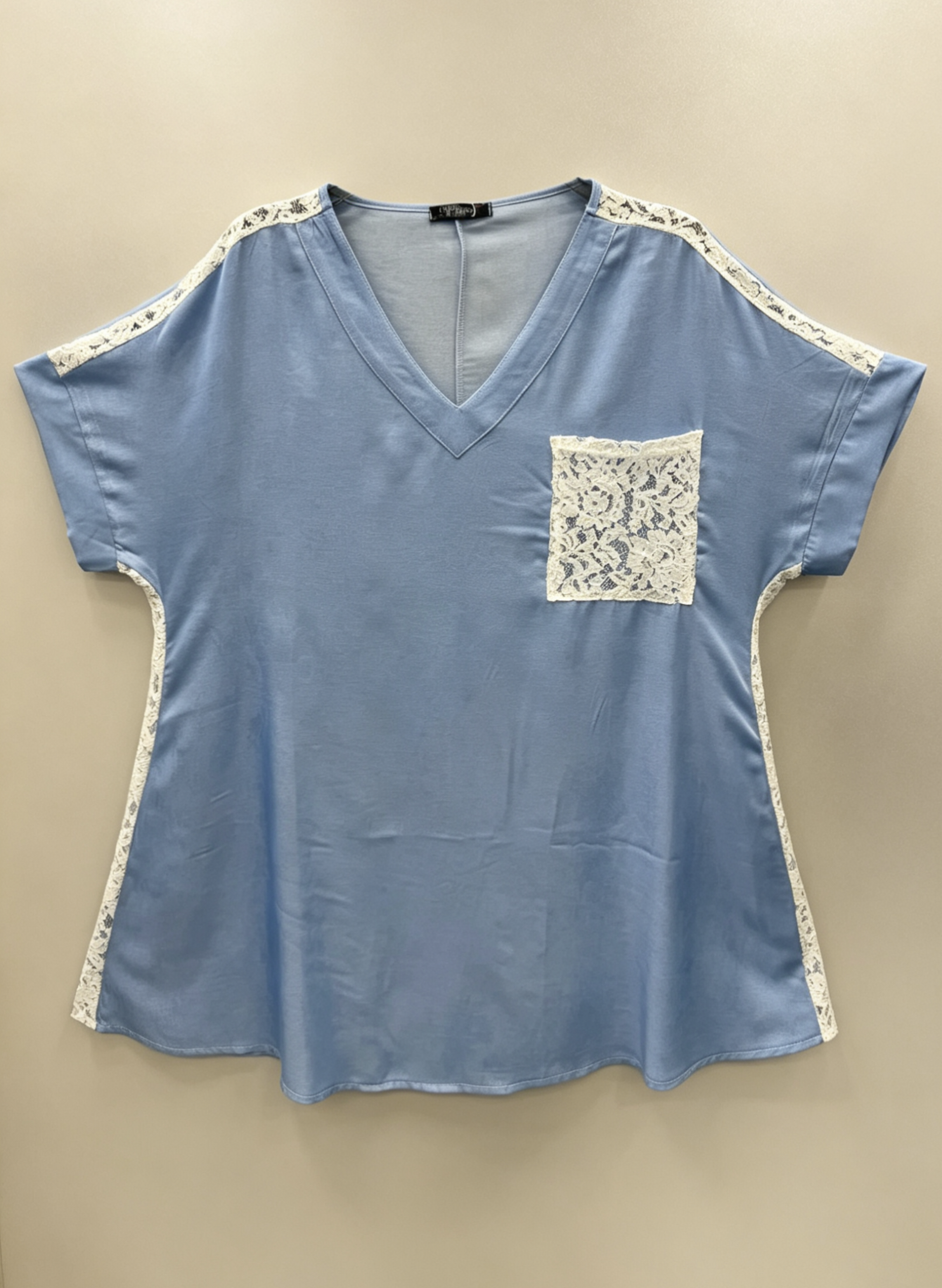 Fließende Tunika Bluse Himmelblau Beige Jeans Übergröße mit weißer Spitze kurze Ärmel – Eleganter und femininer Stil für den Sommer 2WR2623