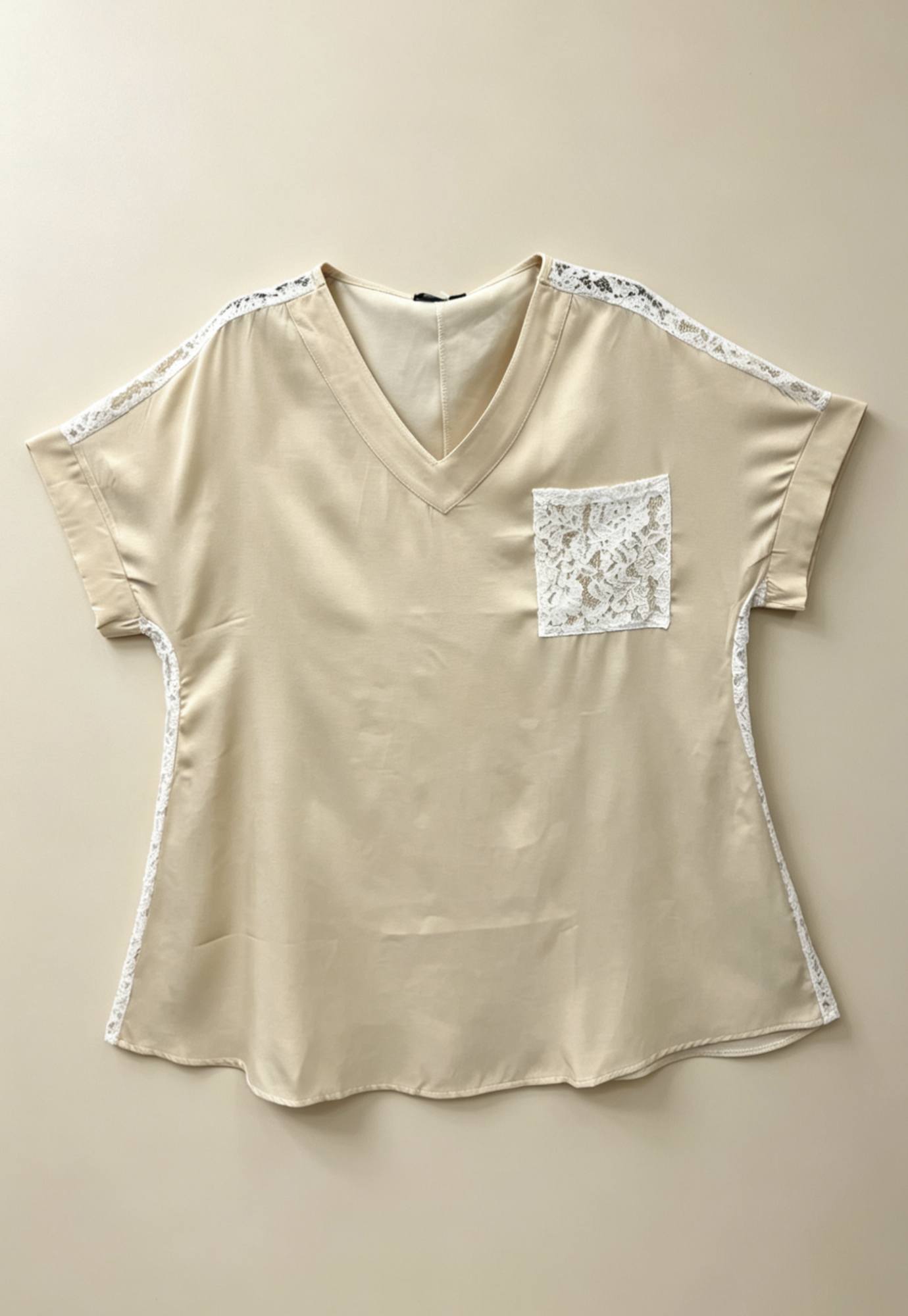 Blouse Fluide Tunique Bleue Ciel Jean Beige Grande Taille avec Dentelle Blanche Manches Courtes – Style Élégant et Féminin pour l’Été R 2623