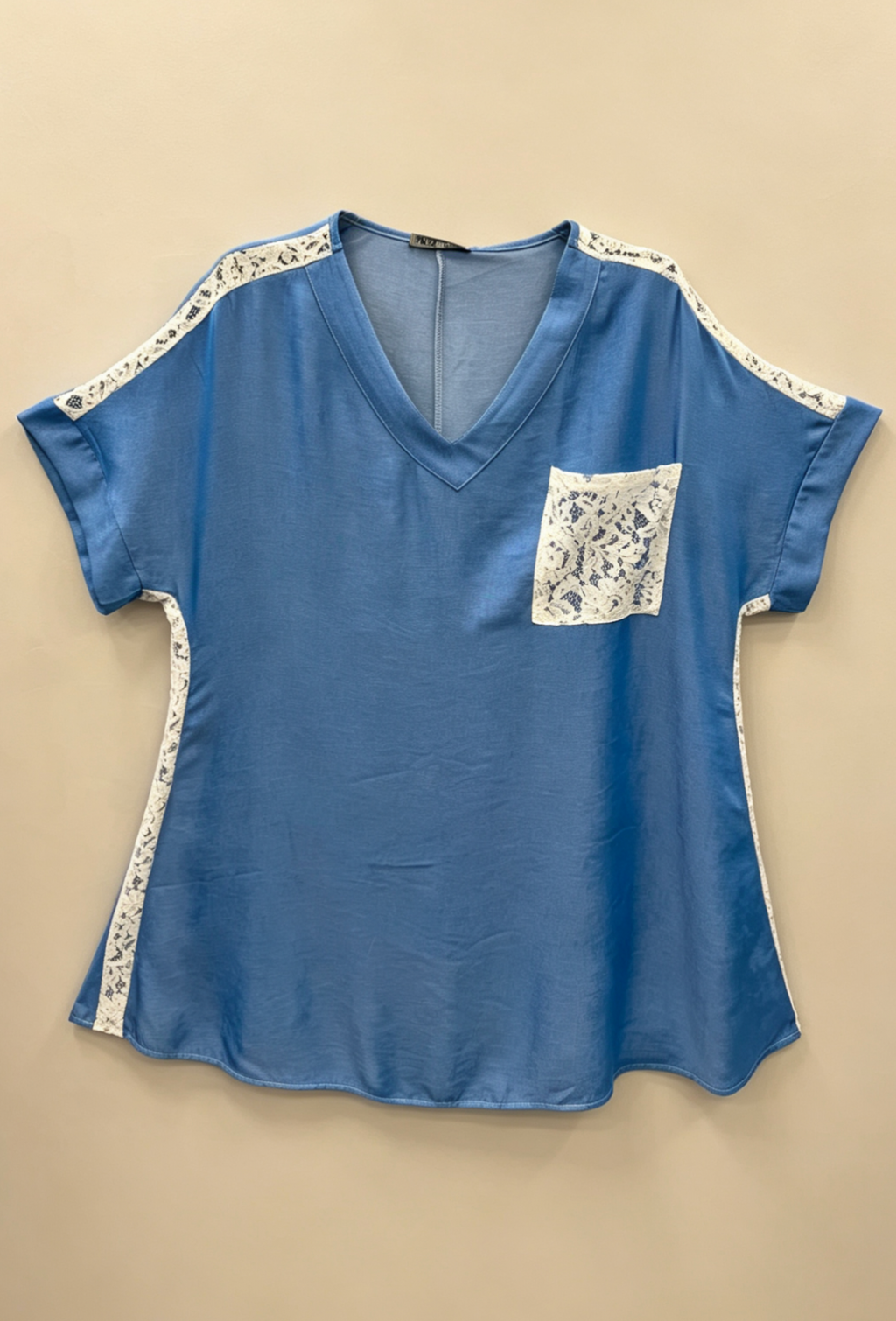 Fließende Tunika Bluse Himmelblau Beige Jeans Übergröße mit weißer Spitze kurze Ärmel – Eleganter und femininer Stil für den Sommer 2WR2623