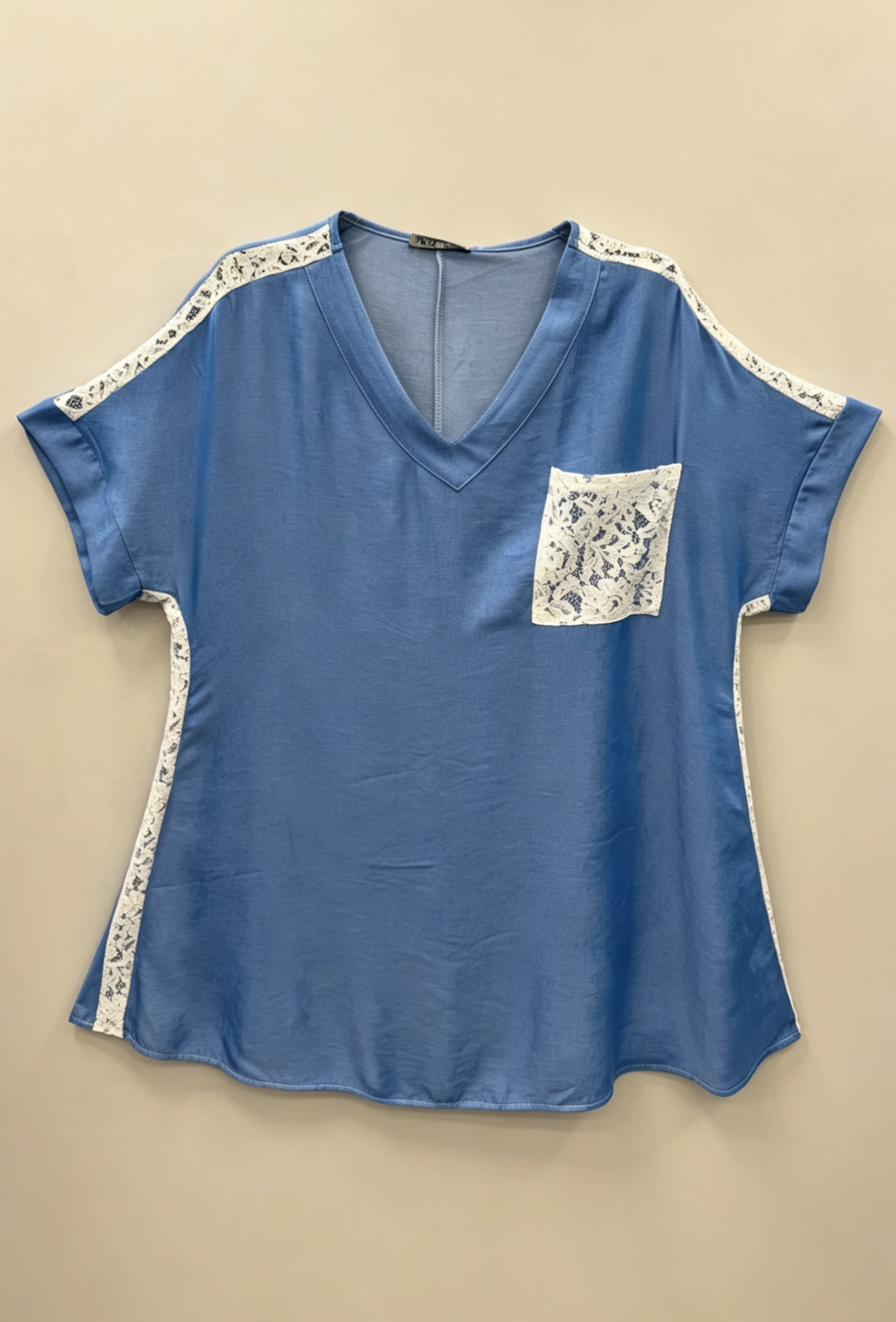 Blouse Fluide Tunique Bleue Ciel Jean Beige Grande Taille avec Dentelle Blanche Manches Courtes – Style Élégant et Féminin pour l’Été R 2623