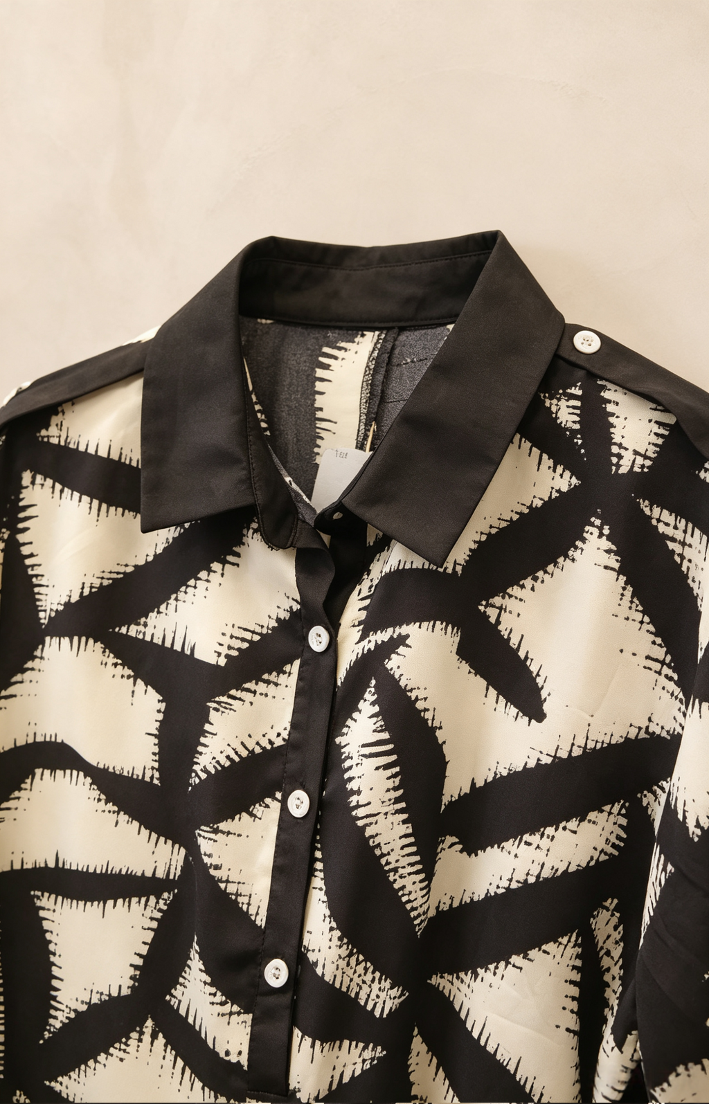 Chemise Grande Taille 46-60 pour Femme, Imprimé Graphique Noir et Beige, Coupe Ample et Affinante, Manches Longues avec Boutons Amovibles, Plusieurs Couleurs Disponibles, Style Chic et Décontracté pour Toutes Occasions H08