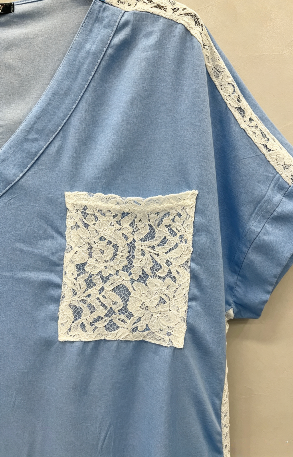 Fließende Tunika Bluse Himmelblau Beige Jeans Übergröße mit weißer Spitze kurze Ärmel – Eleganter und femininer Stil für den Sommer 2WR2623