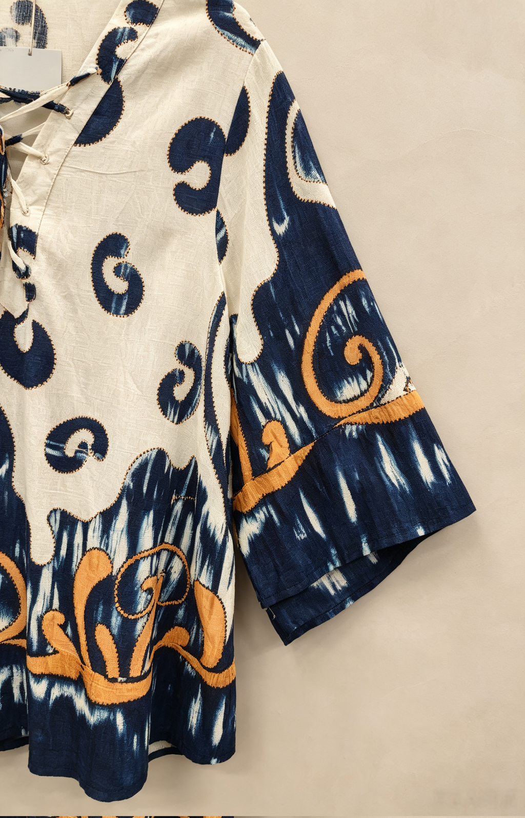 Blouse Grande Taille 46-60 Imprimé Ikat Femme, Tunique V-Neck Lacée Manches Évasées, Minceur et Confortable, Plusieurs Couleurs Disponibles H 27