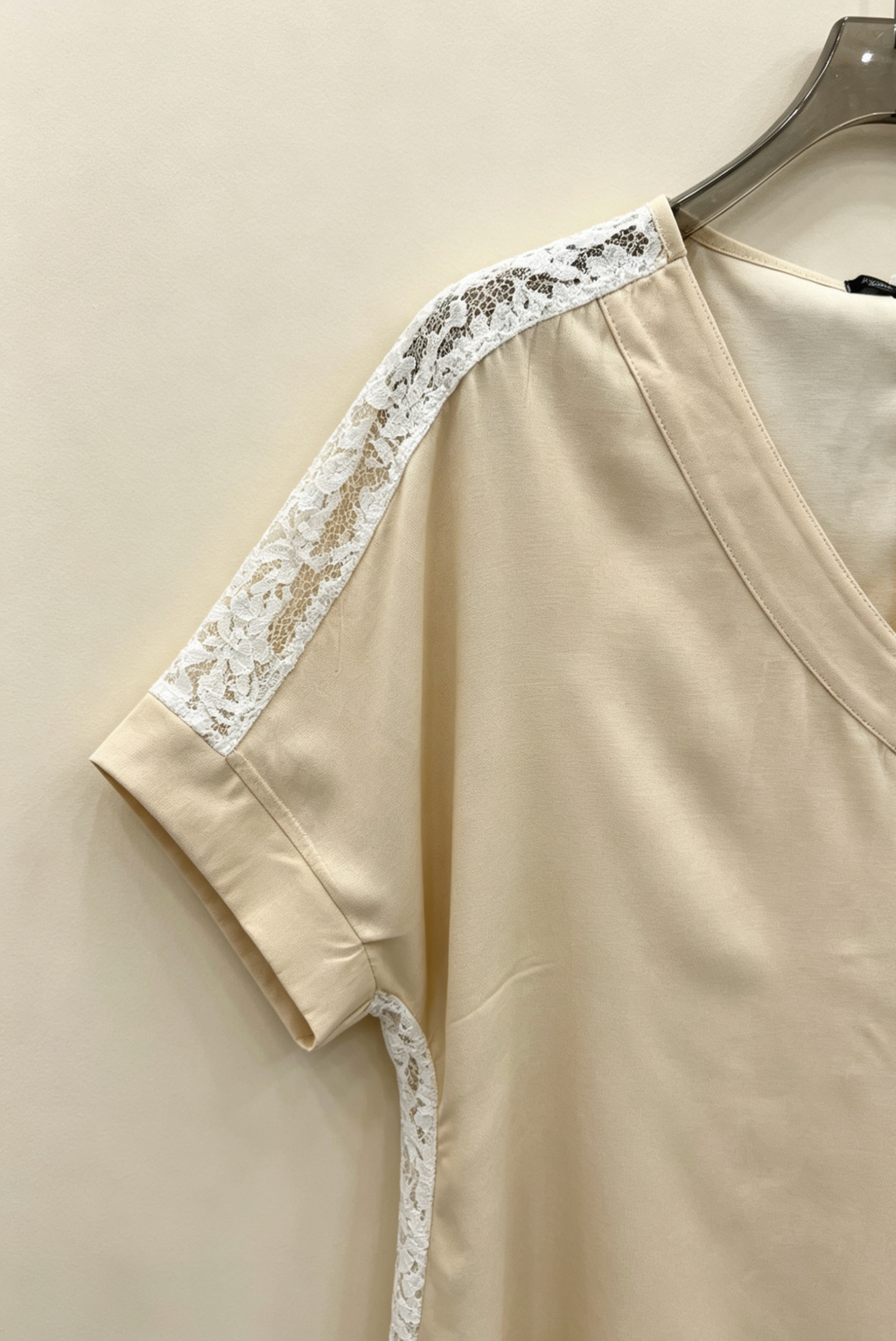 Fließende Tunika Bluse Himmelblau Beige Jeans Übergröße mit weißer Spitze kurze Ärmel – Eleganter und femininer Stil für den Sommer 2WR2623