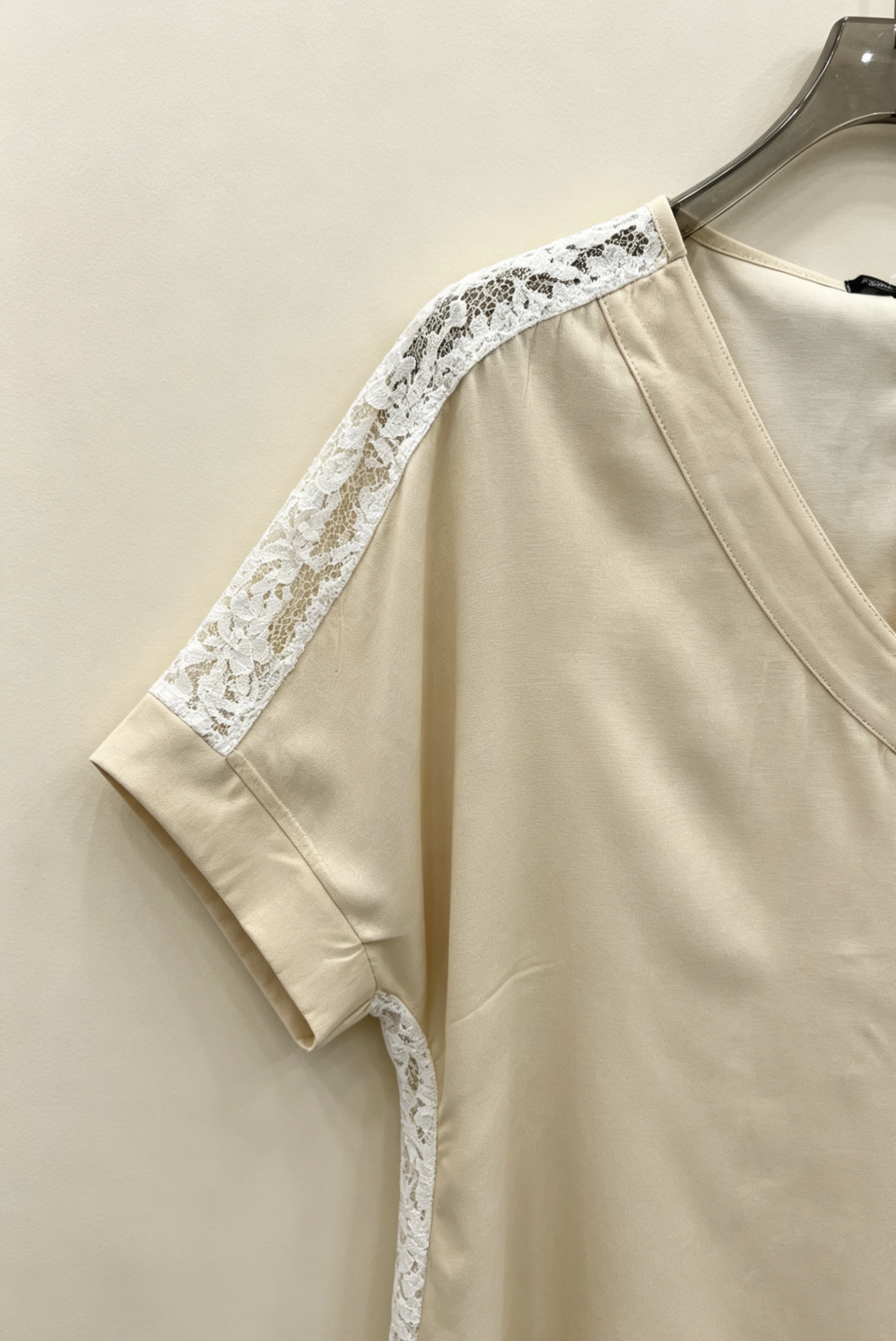 Fließende Tunika Bluse Himmelblau Beige Jeans Übergröße mit weißer Spitze kurze Ärmel – Eleganter und femininer Stil für den Sommer 2WR2623